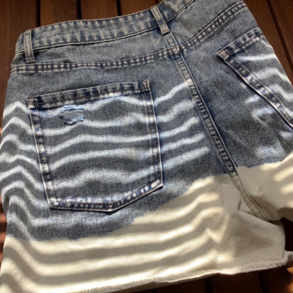 Shorts - Picture 2 of 3